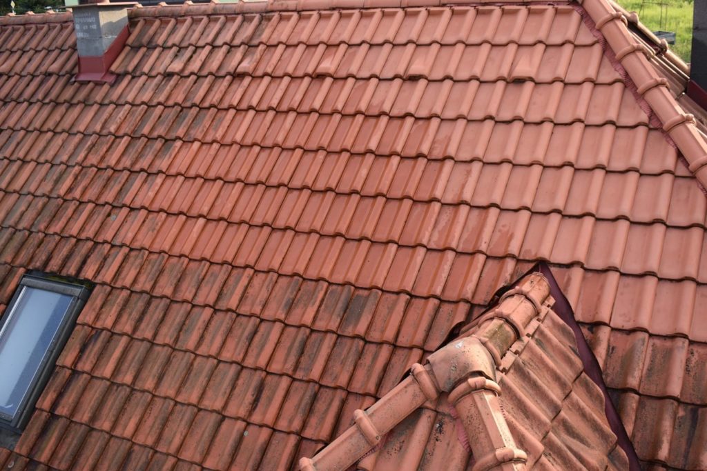 Ukážka čistenia strechy  - Bomba Fasáda