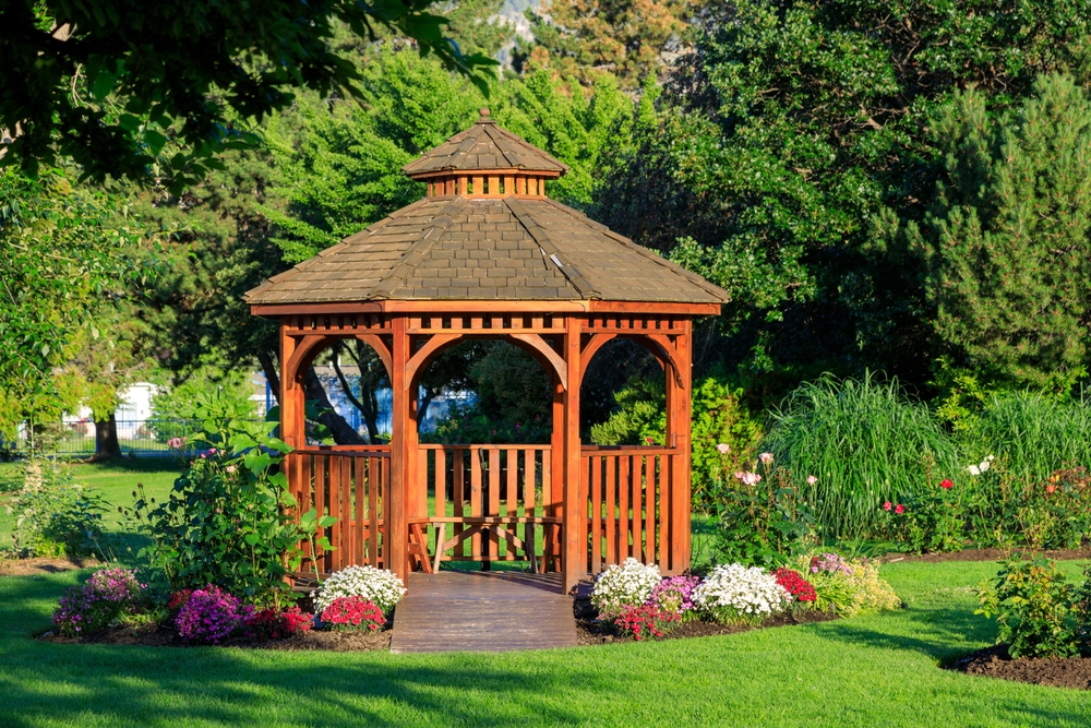 Oáza relaxu v záhrade vďaka altánku – ako ho postaviť?